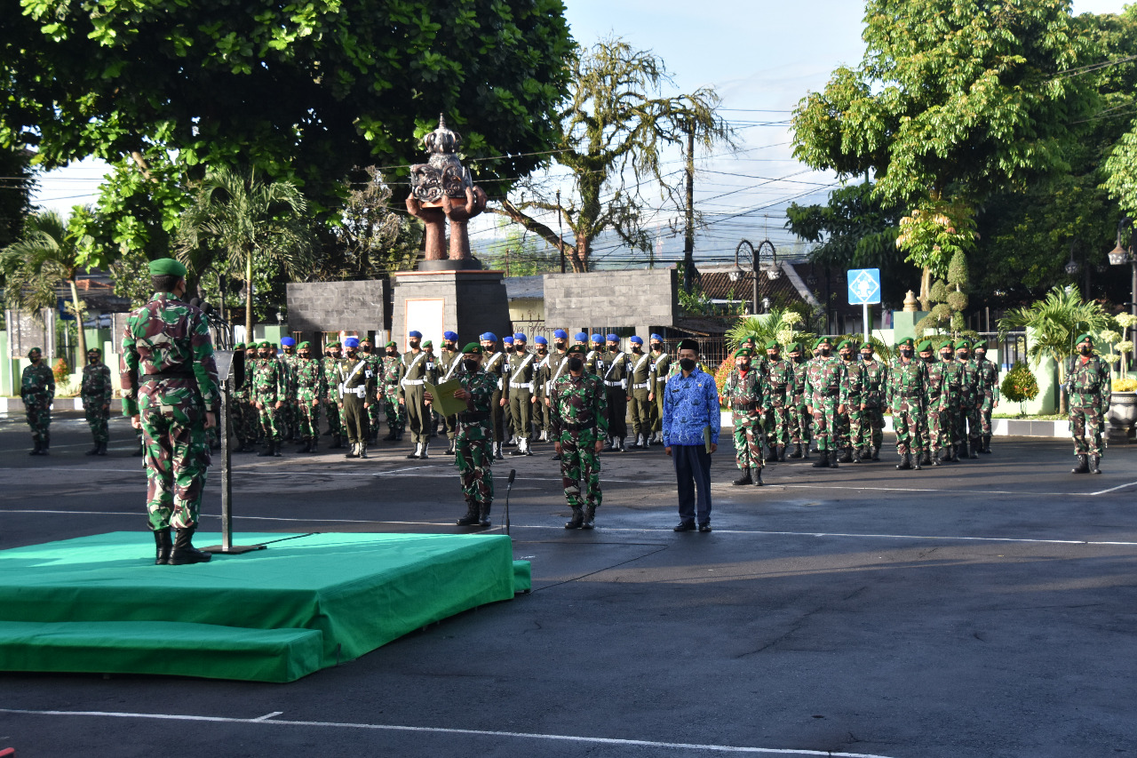 Prajurit Dan PNS Korem 073/Makutarama Laksanakan Upacara Bendera 17-An Bulan Juni